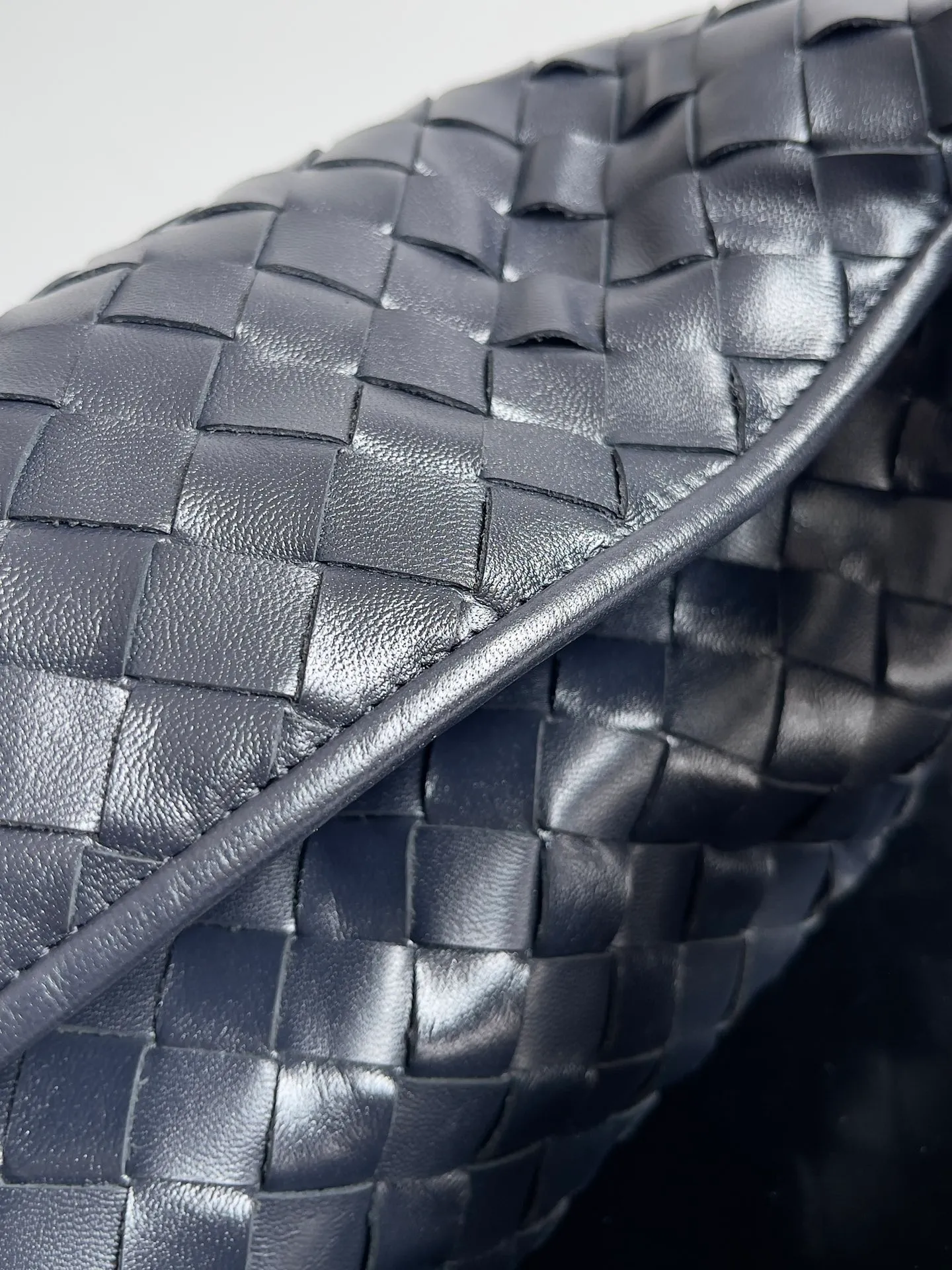 Batch 2160 Recently, I seem to be obsessed with this bag from BV~ The new Hop is really not too beautiful. The whole bag has no seams. The bag body and handles are made of one piece of leather. It embodies the style and essence of Bottega Veneta. It truly represents craftsmanship and creativity. The large size has a very loose and lazy upper body. Big bag lovers will definitely not regret buying it. Style number: 763970 Size: 53*24*13